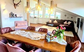 2023 NEU erbaute Ferienwohnung Lory mit Schlossblick in ruhiger Lage